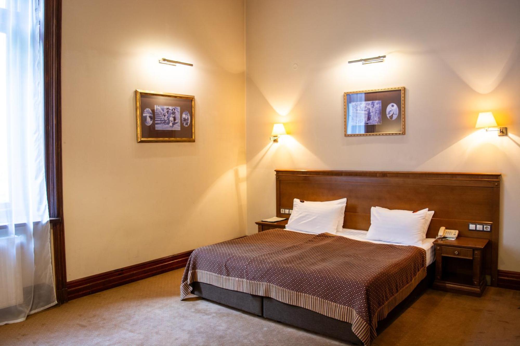 George Hotel Liov Exterior foto