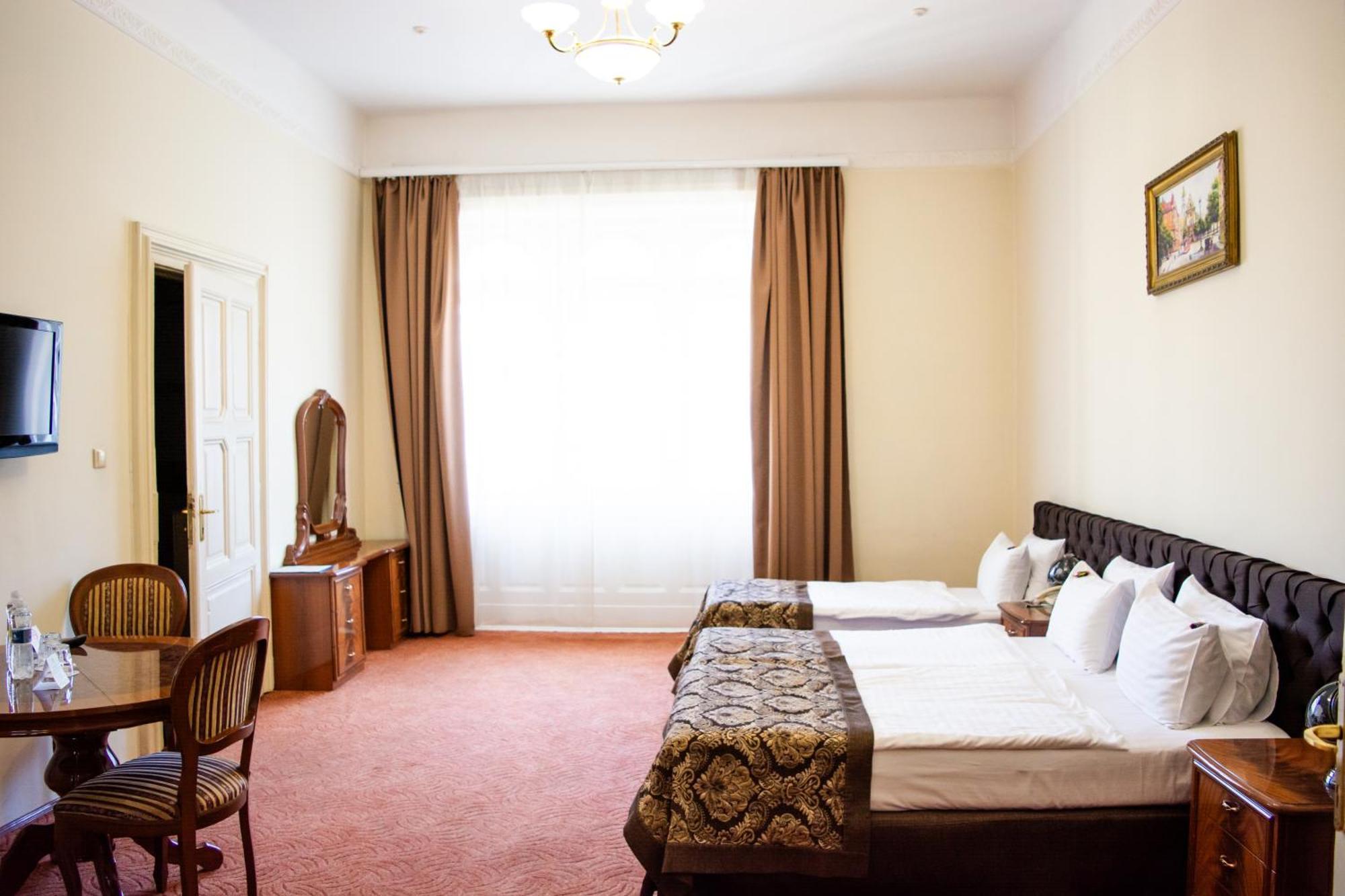 George Hotel Liov Exterior foto