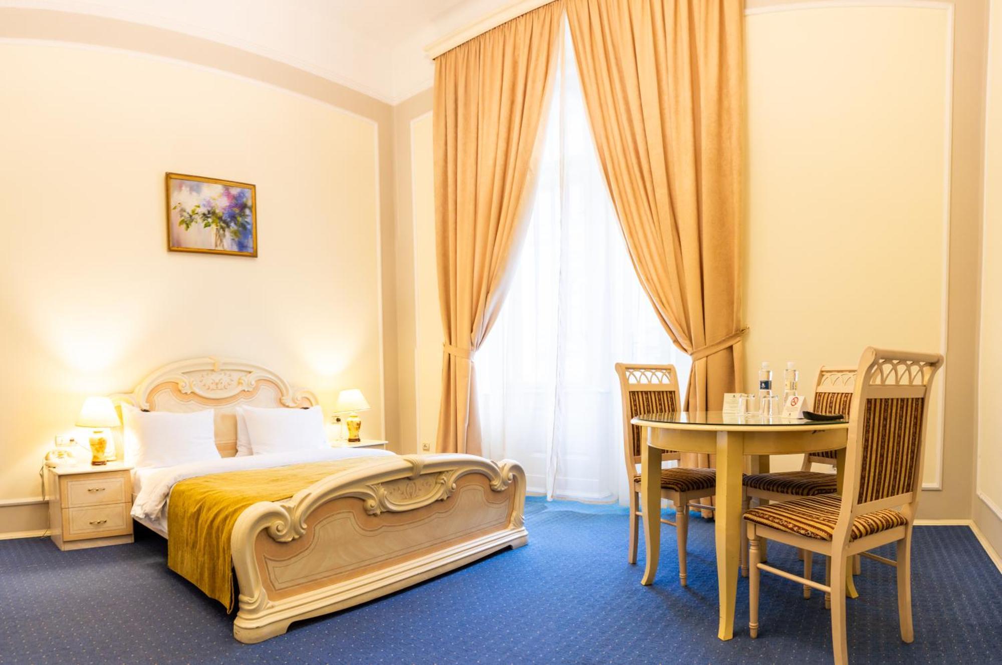 George Hotel Liov Exterior foto
