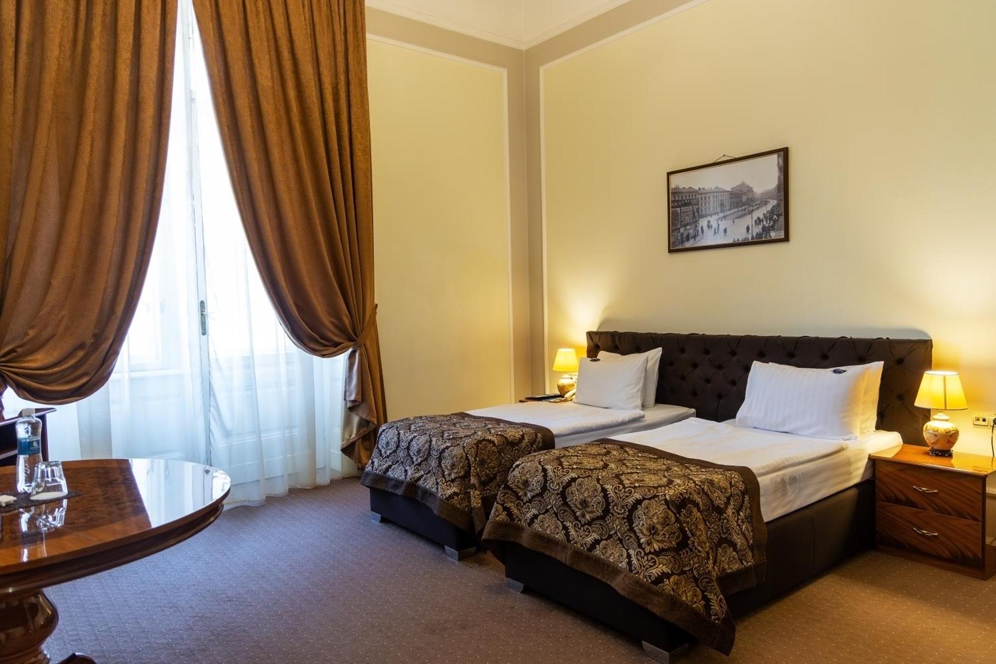 George Hotel Liov Exterior foto