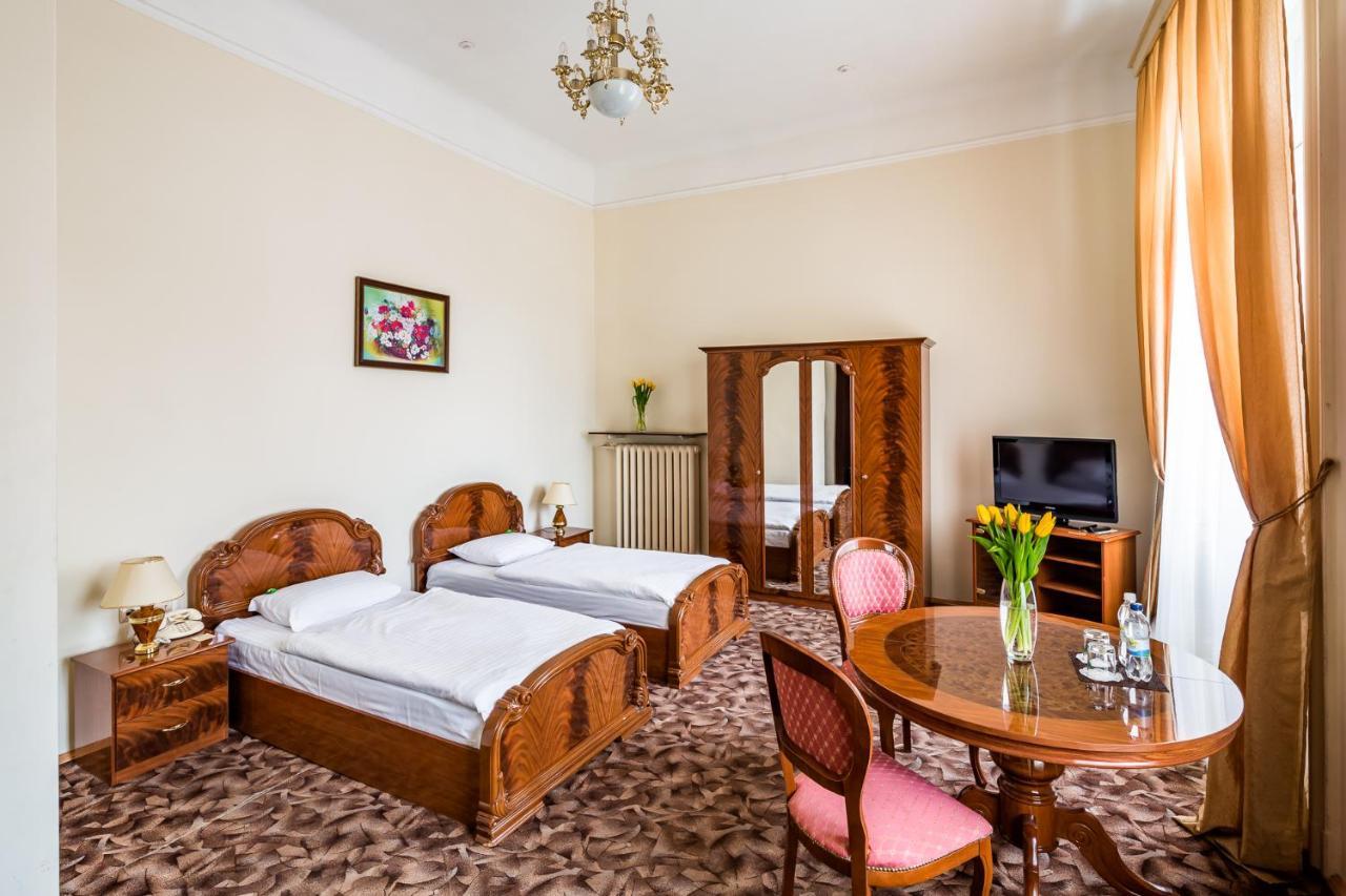 George Hotel Liov Exterior foto